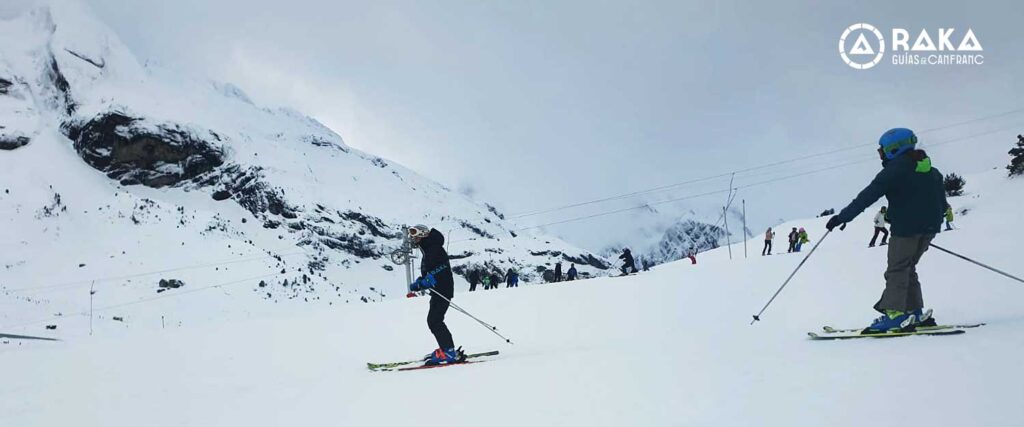 Clases, cursos y alquiler de esquís: vive la nieve con guías locales desde Canfranc Family