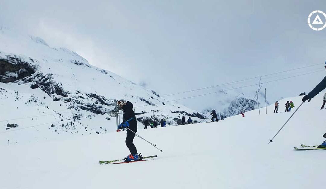 Clases, cursos y alquiler de esquís: vive la nieve con guías locales desde Canfranc Family